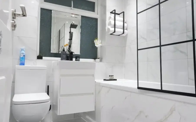 Modern House - 3 Bedrooms - 1 Bath - Mancity