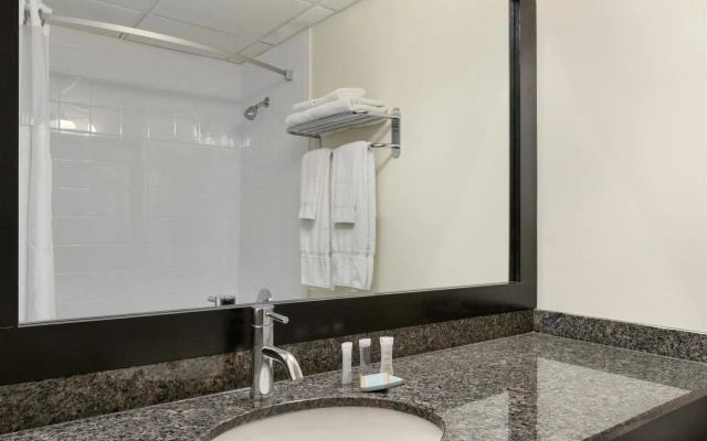 Travelodge Kingston LaSalle Hotel