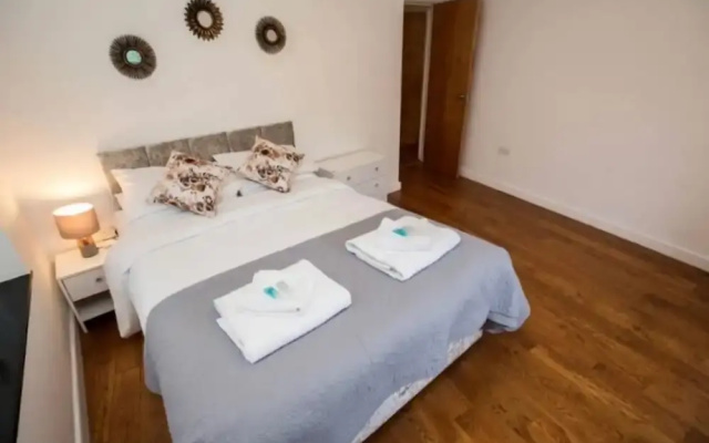 4 Bed Flat - Sleeps 10 - Pets - Parking