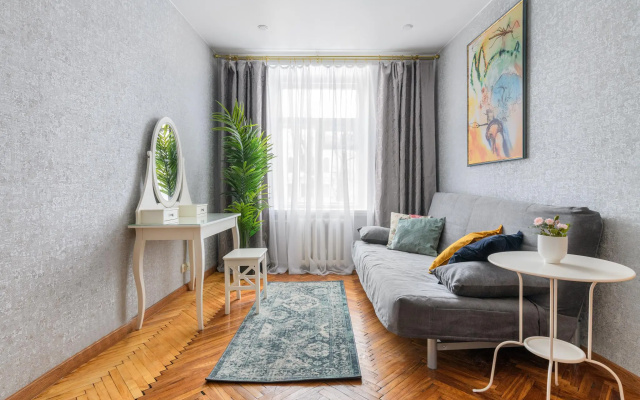 Sutki Rent (Сутки Рент) с видом на набережную канала Грибоедова