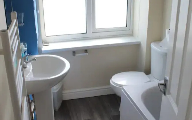 New 4 Bedroom Coventry House Sleeps 7