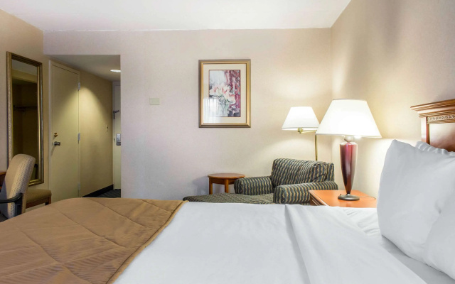 Clarion Hotel & Conference Center Ronkonkoma MacArthur Airport