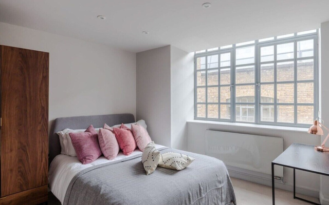 The Eyre Suite Four - Farringdon - by Frankie