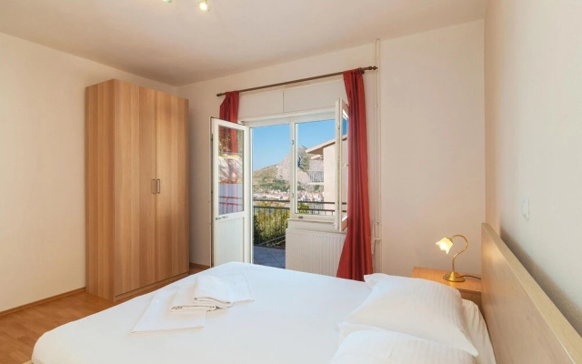 Beautiful Home in Omis With Wifi and 8 Bedrooms