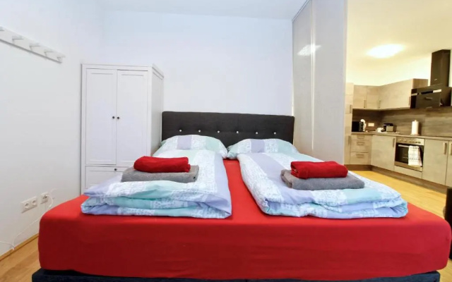 Balcony/Pool/Free Parking Garage Studio