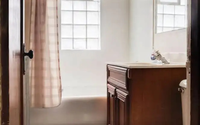 Large Beautiful One Bedroom on Brady St
