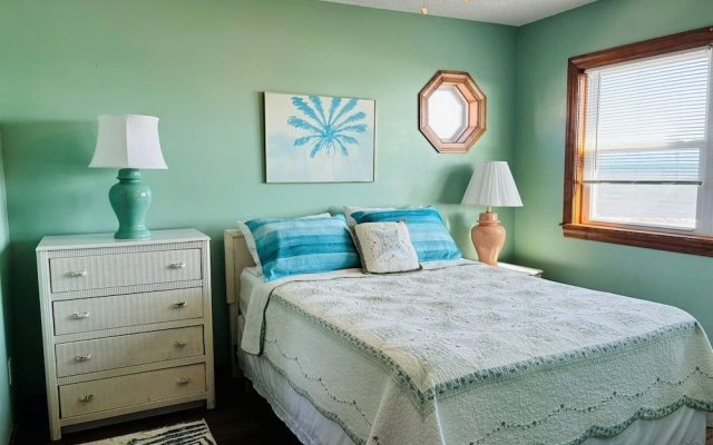 Great Place 5 Bedroom Home by RedAwning