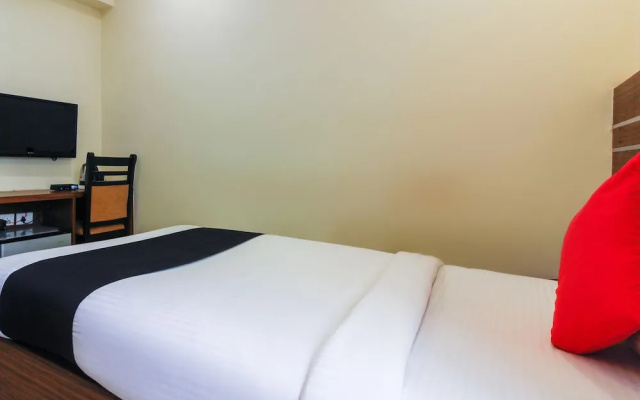 OYO 8941 Hotel Golden Leaves
