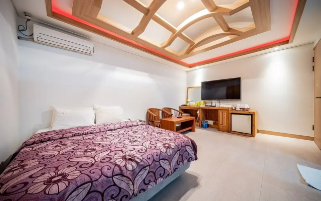 Anseong Hill House