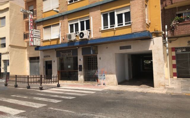Отель Hostal Tropical Испания, Олива - отзывы, цены и фото номеров - забронировать отель Hostal Tropical онлайн вид на фасад
