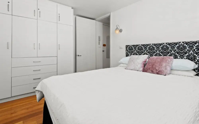 Convenient Apartment in Heart of Carlton