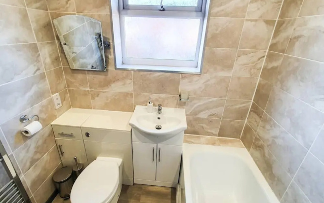 Impeccable 4-bed House in Cheltenham