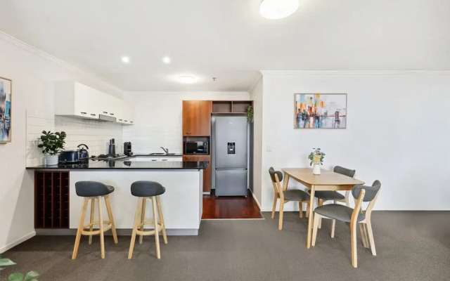 2-bed City Abode With Swimming Pool, Gym & Views