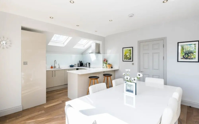 Spectacularly Stylish 2 Bed Flat Heart of Fulham