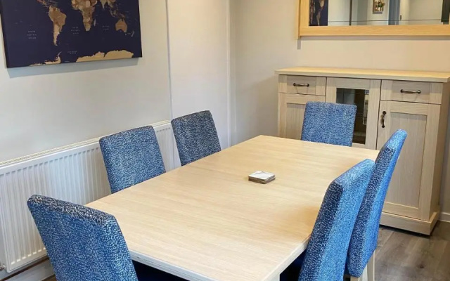 Spacious & Modern 3 Bed House