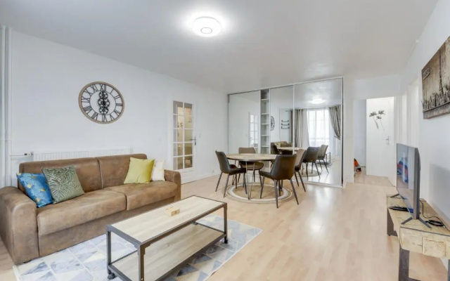 Chic And Spacious Apart with Parking