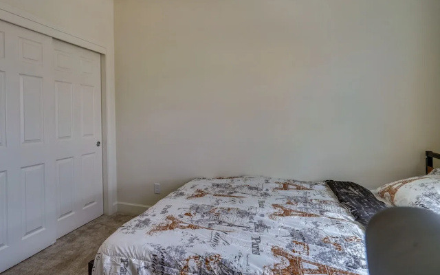 California Midterm Rental With Fenced Yard!