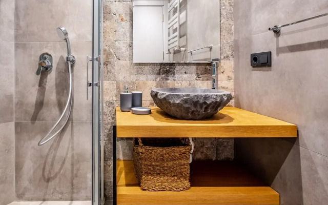 Vibrant Flat next to Bostanci Marmaray Station