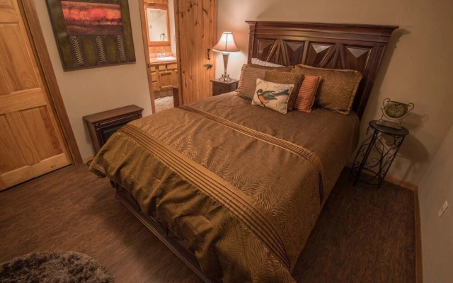 Mountain Bear Lodge Includes Roku TV, Wifi, Hot Tub, and BBQ by Redawning
