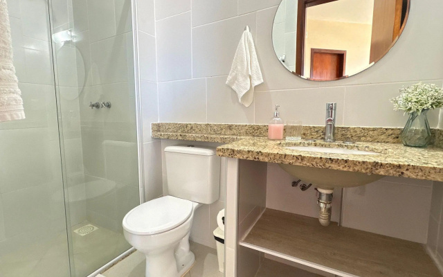 2 QUARTOS em CONDOMÍNIO TRANQUILO com PISCINA Estacionamento coberto  PARQUINHO para CRIANCAS - Cozinha Completa, VENTILADO, nascente, AR CONDICIONADO  800m da praia do PORTO DAS DUNAS e BEACH PARQUE - Ceará