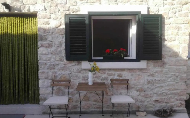 Small stone house Luka