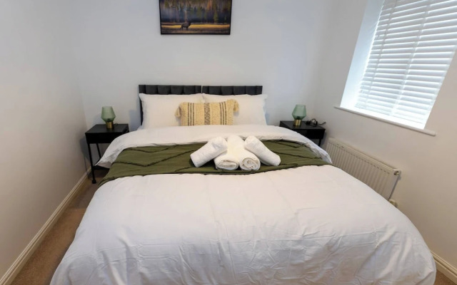 Charming 5-bedroom Townhouse in Central Gloucester