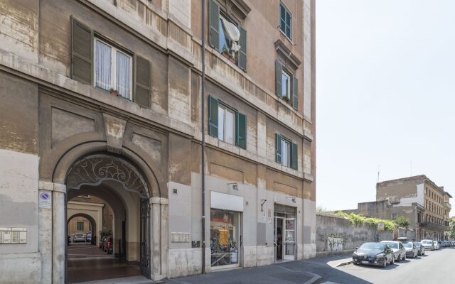 Апартаменты Colosseo & Colle Oppio Charming Apartment Рим вид на фасад