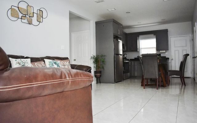 Elegant Apartment 10 min to Mercedes Outlets