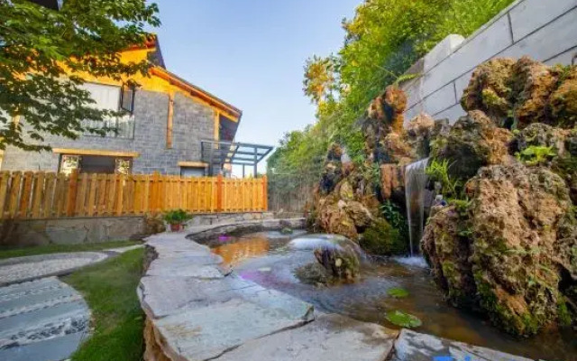 Yiyun Country House (Wudang Mountain Entrance Store)
