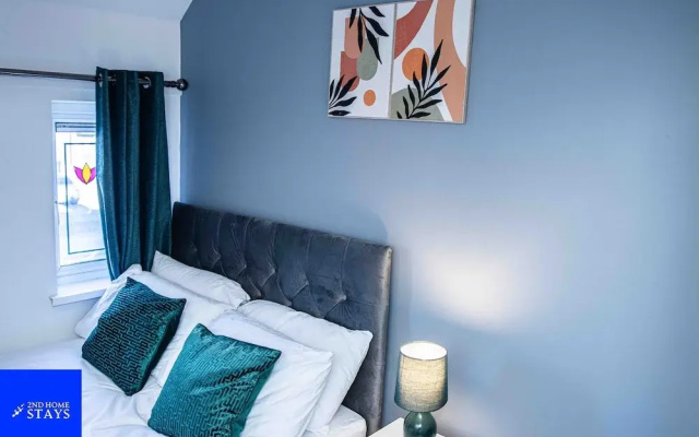 3 Bed House Sleeps 7 With Garden and Parking
