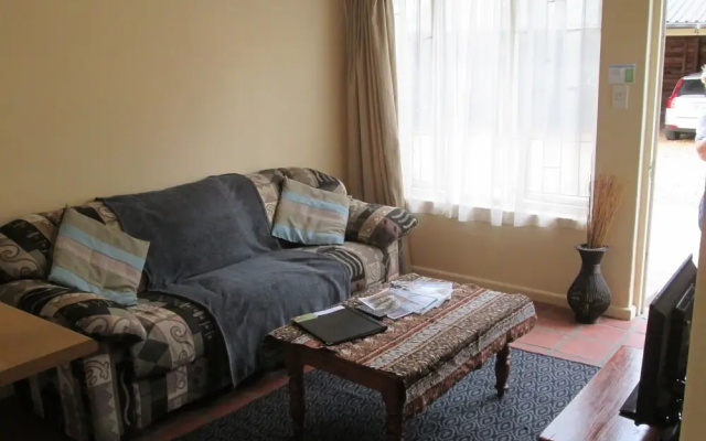 Inyathi Guest Lodge & Self Catering Chalets