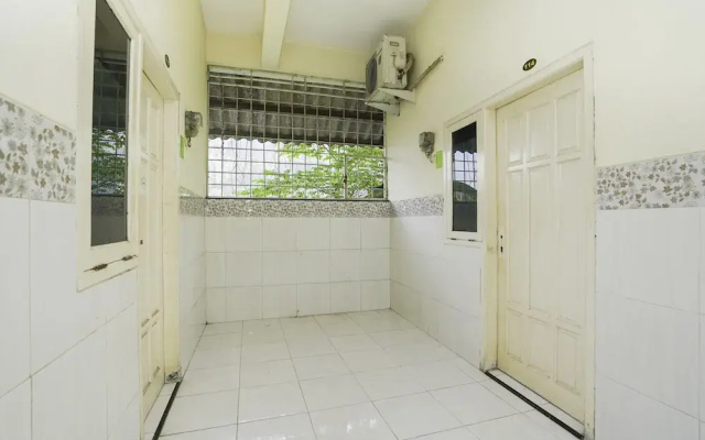 Oyo Life 2573 Griyo Kost Putra 205