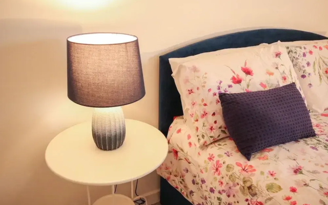 Swindon Cozy 2BR Retreat