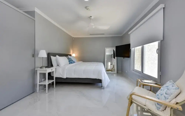 NEW Modern Cozy Studio Walking Distance to Beach