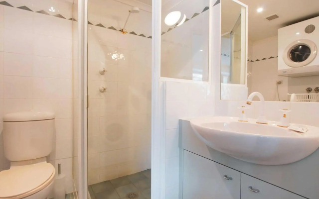 Lhotsky 1 Bedroom apartment with tranquil outlook and onsite parking