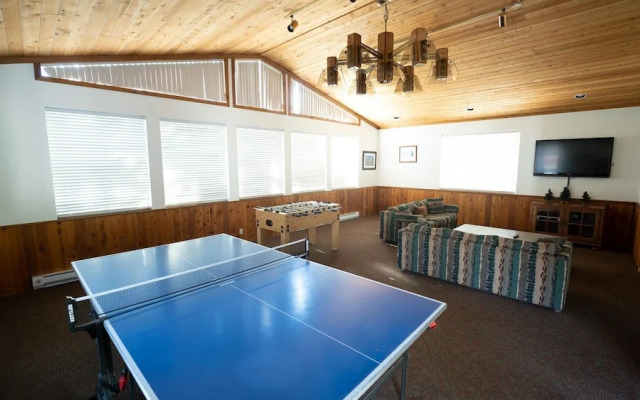 Large Upgraded 4 Bedroom Condo in Mammoth! Easy access To Hot Tubs, Pool, Sauna by RedAwning