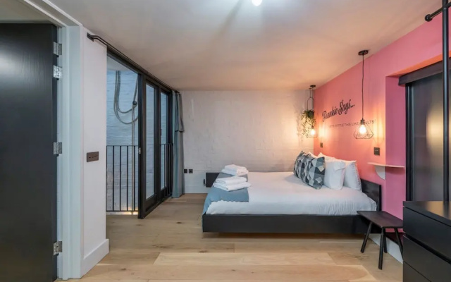 The Insta Playhouse - Covent Garden - by Frankie Says