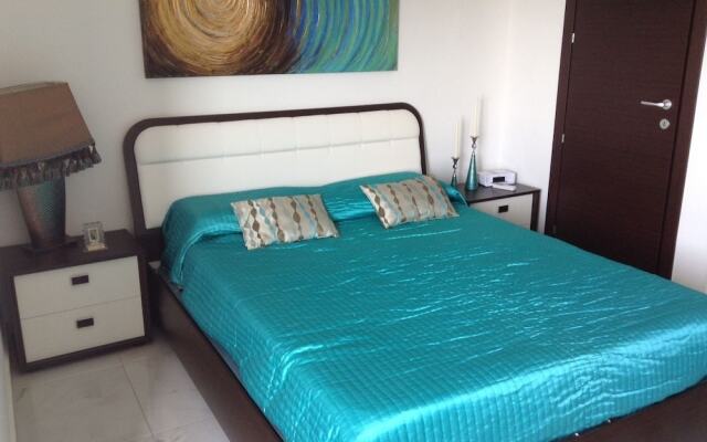 Апартаменты Luxury Seafront Apartment With Pool вид на фасад