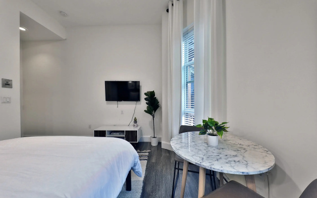 Spacious Studio With Fast Wifi!