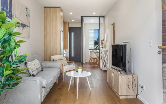Fresh Grey Lynn 2BR unit w/ Patio by Zodiak Stays