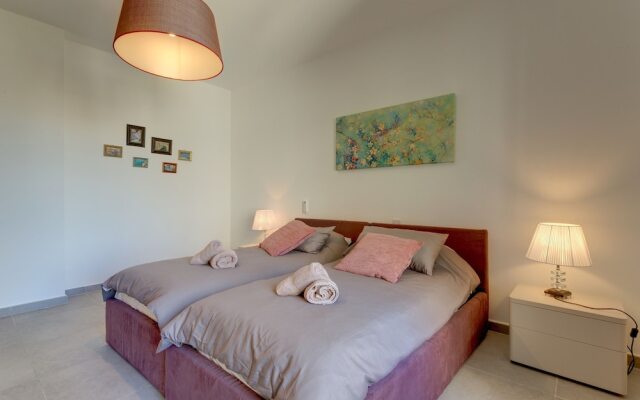 Отель Stunning Seafront Lux Apt, Fort Cambridge wt Pool Мальта, Слима - отзывы, цены и фото номеров - забронировать отель Stunning Seafront Lux Apt, Fort Cambridge wt Pool онлайн вид на фасад