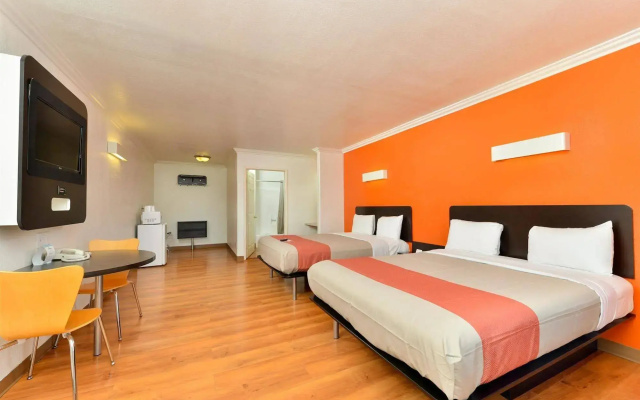 Motel 6 Vista