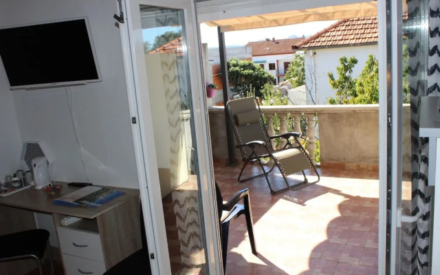 Apartments and Room Thea