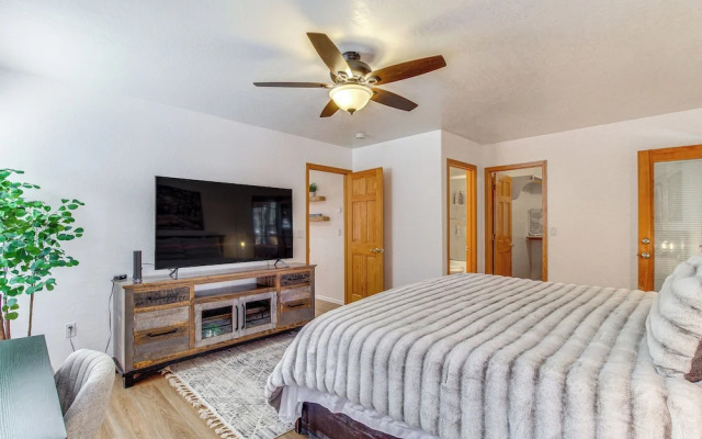 Pet-friendly Cabin w/ Fire Pit in Pinetop!