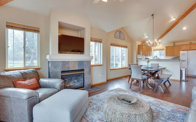 Pet-friendly Townhome w/ Hot Tub in Redmond!