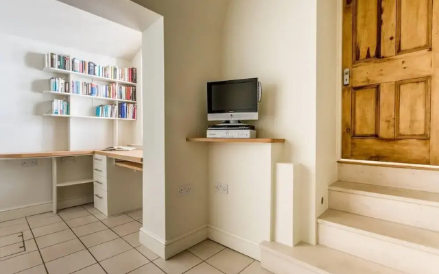 Spacious 2BR Flat in Kensington