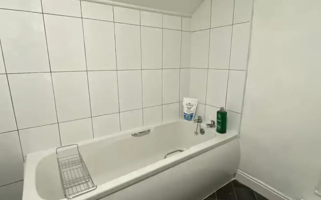 2br-sleeps3 -family Friendly -free Parking -garden