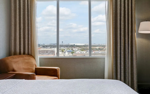 Отель Four Points by Sheraton Toronto Mississauga