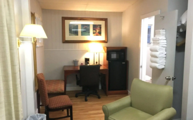 CedarWood Inn