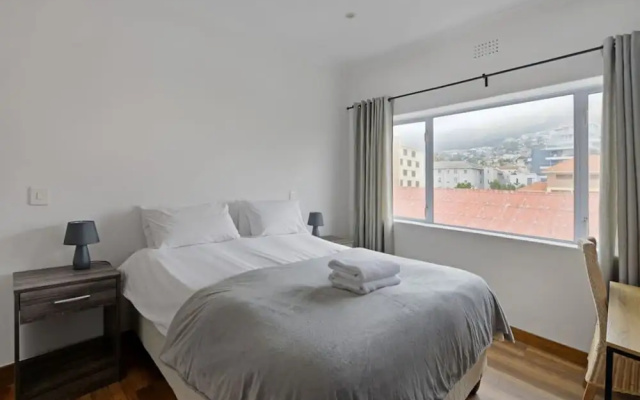 Charming 2-bed Sea Point Retreat Mountain Views